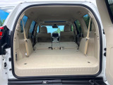 後席を格納すると、これだけの広さが!シーンに合わせたシートアレンジで、大きな荷物も積むことが出来ます♪