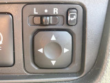 【電動格納ミラー】サイドミラーは電動格納式となっており、狭い駐車場でもキズがつくリスクを抑えられます。