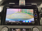 後方確認はお任せ! リアカメラ装備でバック駐車をサポートします。