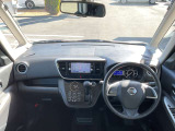 運転席からの視界が広く、隅々まではっきり見渡せます☆小物入れも多くスッキリした運転席廻り