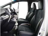 高いホールド性で運転姿勢が安定します。長距離ドライブでも疲れにくいのが魅力です。快適なドライビングライフをお送りください♪