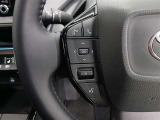 ステアリングには運転中でも簡単に操作できる各種スイッチついてます