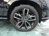 純正18インチアルミホイル装着車です