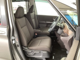 フロント広々、セパレートシートの運転席は、ハイトアジャスターが付いているので、快適にドライブができます。ハンドルはテレスコピック機能で、ハンドル位置を上・下・手前・奥に調節できます。