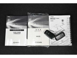 【スマートキー】カバンやポケットに入れたままでもドアの施錠・解錠が可能なスマートキーを装備。エンジンのオン・オフ時もカギを取り出す必要が無いからとっても便利です