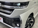 【LEDヘッドライト】悪天候や夜間走行時も良好な視界を確保し安心して運転できる高輝度LEDヘッドライトを装備!点灯速度が早く、消費電力も抑えられています。