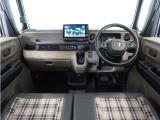 視界広々で運転しやすくロングドライブでも疲れを感じさせないすっきりとまとまったインパネ周りです。