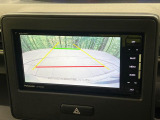 【バックカメラ】駐車時に後方がリアルタイム映像で確認できます。大型商業施設や立体駐車場での駐車時や、夜間のバック時に大活躍!運転スキルに関わらず、今や必須となった装備のひとつです!