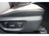運転席にはパワーシートが付いております。パワーシートは指先1つで操作出来るためチカラの弱い女性の方でもシートに座ったまま操作出来ます♪