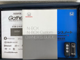 スマートキーは鍵をバッグに入れたままでもドアロックの開閉やエンジンのON・OFFができます。夜間や雨の日も鍵を探さなくて良いので便利です。