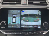 ナビ画面にアラウンドビュ-モニタ-の映像を映し出しています。  狭い場所での車庫入れをサポ-トしてくれる便利アイテムです。