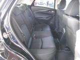 後部座席も広々スペースです。大きな座面でリクライニング無しでもゆったりロングドライブをお楽しみいただけます。