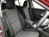 【コックピットシート】BMW車の主役席。車体中央にくる様に配置し車両重心とが一致する事でドライバーと車との一体感あるドライビングを実現。人間工学に基づき形成した形状が長時間のドライブ疲労も軽減します!