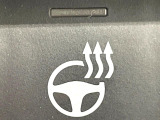 【ステアリングヒーター】冬場に冷たくなりやすい革巻きステアリングを、スイッチ一つで素早く適温に!エアコンよりも早く温まってくれるので、寒い日の運転も快適になりますね♪