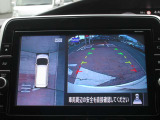 アラウンドビューモニター(車両を上から見たように表示)装着で車庫入れをサポート