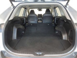 セカンドシートを倒した状態です。セカンドシートは独立可倒、荷物に合わせてラゲッジスペースをアレンジできます。