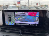 車を真上から見ているように、周囲の状況を把握しながら安心して駐車が行えるアラウンドビューモニター装備!
