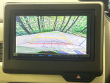 【バックカメラ】駐車時に後方がリアルタイム映像で確認できます。大型商業施設や立体駐車場での駐車時や、夜間のバック時に大活躍!運転スキルに関わらず、今や必須となった装備のひとつです!