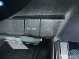 充電用USB端子付き。スマートフォンなどの充電に便利です。