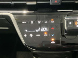 段差のないパネルスイッチのオートエアコン付きです。予め温度設定すれば後はセンサーが感知して設定温度を保ってくれますので快適なドライブが楽しめます。雨の日のガラスの曇りもなく安全な運転ができます。