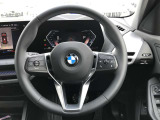 【ハンドル】ドライバーとBMW車の一体感がダイレクトに伝わるステアリングホイール。形状・太さへの拘りに加えて、操作性を高める為にスイッチ類も配置。クイックかつ安定のドライビングを体感下さい!