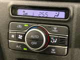 【オートエアコン】一度お好みの温度に設定すれば、車内の温度を検知し風量や温度を自動で調整。暑い&hellip;寒い&hellip;と何度もスイッチ操作をする必要はありません。快適な車内空間には必須の機能ですね♪
