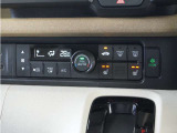 ◆オートエアコン装備◆ お好みの温度を設定をするだけで、後は、自動で風量を調節してくれます!快適にドライブが楽しめます。