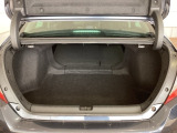 トランクスペースは、リアシートの背もたれを倒せば長モノを入れることも可能ですよ!