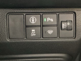 ハンドルの右側にはヘッドライトレベライザーとHondaセンシング用のメインスイッチがついています。ヘッドライトレベライザーは道路状況や積荷の加重に応じてライトの高さを調節できます。