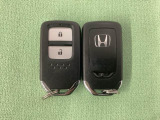 スマートキーを装備しています。鍵を差し込むことなくドアロックの開け閉めと、スタートボタン操作でのエンジンスタートができます。スペアキーも同じものを用意しております。