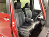 大きなフロントシートでゆったりとドライブ、長距離運転も疲れません♪ハイトアジャスターも付いているのでお好みのポジションを調整できます。