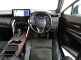 革巻きステアリングで快適な操作性の運転席です。