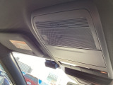 運転席の頭上にはサングラスホルダーを装備!何気ない装備ですがあるととっても便利な装備です!SOSボタンもあるので事故やトラブルの時も安心です!