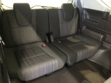 【3列目シート】しっかりした厚みの有るシートになりますので長い時間のドライブでも安心してお乗り頂けます♪