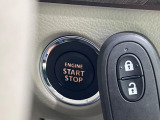 【キーレススタートシステム】カバンやポケットに入れたままでもドアの施錠・解錠が可能なスマートキーを装備。エンジンのオン・オフ時もカギを取り出す必要が無いからとっても便利です♪