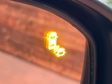 【ブラインドスポットインフォメーション】走行中、ドアミラーの死角になりやすい箇所に後続車が接近するとサイドミラー付近に警告を表示、ドライバーに注意喚起をしてくれます。