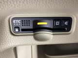 ハンドルの左下にETCがついています。高速道路の料金所の通過も楽々です。 カードの取り出しもしやすい場所についています。