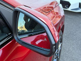 追い越し車線上を急接近してくる車両を認識してミラー内側に組み込まれたインジケータを点滅させドライバーに警告します。注意喚起に気づかず、ドライバーがそのまま車線を越えた場合には車線維持をサポートします。