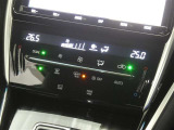 【オートエアコン】車内温度を感知して自動で温度調整をしてくれるのでいつでも快適な車内空間を創り上げます!どの席に座っても快適なドライブが楽しめます♪