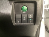 Hondaセンシング用の、VSA(ABS+TCS+横滑り抑制)解除と路外逸脱抑制機能のオンオフスイッチなどはハンドルの右側に装備しています。燃費に役立つECONボタンもここです。