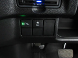 パーキングセンサーや横滑りを防ぐVSA等のスイッチ類は運転席の右側、手の届きやすい位置にあります。