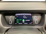 デジタル表示のスピードメーターとタコメーター、燃費やオドメーターなどの表示の他に、ホンダセンシング機能などの表示もできる多機能なマルチインフォメーション・ディスプレイです。