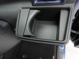 カップホルダーは運転席や助手席からちょうど手の届く位置です!!