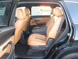 フロントシート同様の快適さを与えられたセカンドシートは、中央にコンソールを配したキャプテンシートタイプです。まるで高級セダンのような座り心地を、是非ご堪能ください。