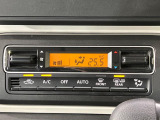 【オートエアコン】一度お好みの温度に設定すれば、車内の温度を検知し風量や温度を自動で調整。暑い&hellip;寒い&hellip;と何度もスイッチ操作をする必要はありません。快適な車内空間には必須の機能ですね♪