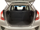 ラゲッジも広く使いやすいトランクは、開口部も広く荷物の積み下ろしもしやすいお車となっております。リアシートの背もたれは6:4の割合で分割して可倒できるので、長いお荷物などを載せることもできます。