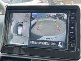 アラウンドビューモニターです。上空からお車の周りを見る感覚で表示されますので、車庫入れも簡単