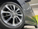 【純正アルミホイール】デザイン性の高い純正アルミホイールを装着しております。各種社外アルミホイールや、スタッドレスタイヤも取扱いしております。是非ご相談ください♪