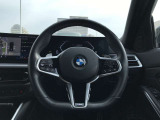 【ハンドル】ドライバーとBMW車の一体感がダイレクトに伝わるステアリングホイール。形状・太さへの拘りに加えて、操作性を高める為にスイッチ類も配置。クイックかつ安定のドライビングを体感下さい!