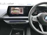 【ハンドル】ドライバーとBMW車の一体感がダイレクトに伝わるステアリングホイール。形状・太さへの拘りに加えて、操作性を高める為にスイッチ類も配置。クイックかつ安定のドライビングを体感下さい!